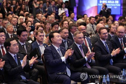(바르샤바=연합뉴스) 임헌정 기자 = 폴란드를 공식 방문 중인 윤석열 대통령과 안제이 두다 폴란드 대통령이 14일(현지시간) 바르샤바 한 호텔에서 열린 한·폴란드 비즈니스 포럼에 참석해 박수치고 있다.  2023.7.14 [공동취재] kane@yna.co.kr