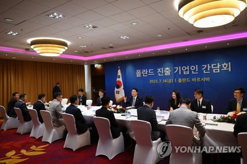 (바르샤바=연합뉴스) 임헌정 기자 = 폴란드를 공식 방문 중인 윤석열 대통령이 14일(현지시간) 바르샤바 시내 한 호텔에서 폴란드 진출 기업인들과 오찬 간담회를 하고 있다. 2023.7.14 kane@yna.co.kr