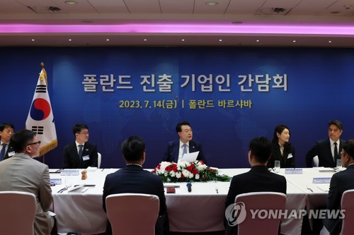 (바르샤바=연합뉴스) 임헌정 기자 = 폴란드를 공식 방문 중인 윤석열 대통령이 14일(현지시간) 바르샤바 시내 한 호텔에서 폴란드 진출 기업인들과 오찬 간담회를 하고 있다. 2023.7.14 kane@yna.co.kr