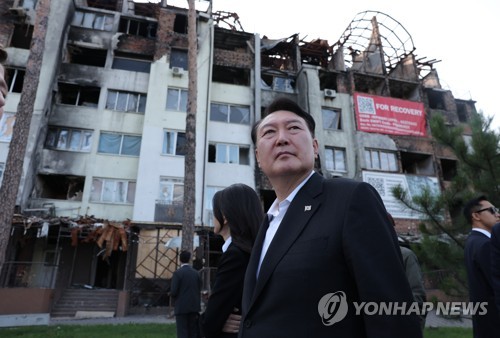 (키이우=연합뉴스) 임헌정 기자 = 폴란드 수도 바르샤바에서 국빈급 공식 방문 일정을 마치고 우크라이나를 전격 방문한 윤석열 대통령과 김건희 여사가 15일(현지시간) 키이우 인근의 이르핀 민가 폭격 현장을 방문하고 있다. 윤 대통령은 이후 볼로디미르 젤렌스키 대통령과 정상회담을 열어 인도적 구호품을 포함한 지원 방안 등을 논의할 예정이다. 2023.7.15 [대통령실 제공. 재판매 및 DB 금지] kane@yna.co.kr