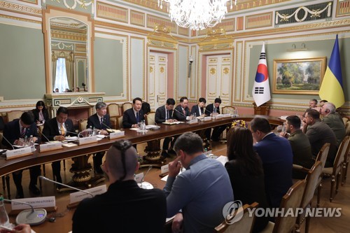 (키이우=연합뉴스) 임헌정 기자 = 윤석열 대통령과 볼로디미르 젤렌스키 우크라이나 대통령이 15일(현지시간) 우크라이나 수도 키이우의 대통령 관저인 마린스키궁에서 한-우크라이나 확대 정상회담을 하고 있다. 2023.7.15 [대통령실 제공. 재판매 및 DB 금지] kane@yna.co.kr