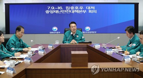(서울=연합뉴스) 임헌정 기자 = 6박 8일간 리투아니아·폴란드·우크라이나 순방을 마치고 귀국한 윤석열 대통령이 17일 오전 정부서울청사에서 열린 집중호우 대처 중앙재난안전대책본부(중대본) 회의를 주재하고 있다. 2023.7.17 [대통령실통신사진기자단] kane@yna.co.kr