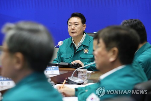 (서울=연합뉴스) 임헌정 기자 = 6박 8일간 리투아니아·폴란드·우크라이나 순방을 마치고 귀국한 윤석열 대통령이 17일 오전 정부서울청사에서 열린 집중호우 대처 중앙재난안전대책본부(중대본) 회의를 주재하고 있다. 2023.7.17 [대통령실통신사진기자단] kane@yna.co.kr