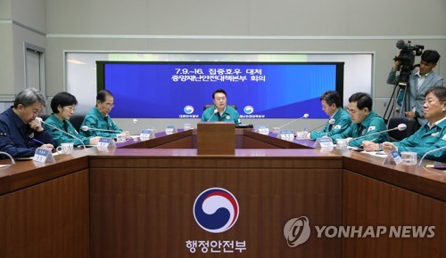 (서울=연합뉴스) 임헌정 기자 = 6박 8일간 리투아니아·폴란드·우크라이나 순방을 마치고 귀국한 윤석열 대통령이 17일 오전 정부서울청사에서 열린 집중호우 대처 중앙재난안전대책본부(중대본) 회의를 주재하고 있다. 2023.7.17 [대통령실통신사진기자단] kane@yna.co.kr