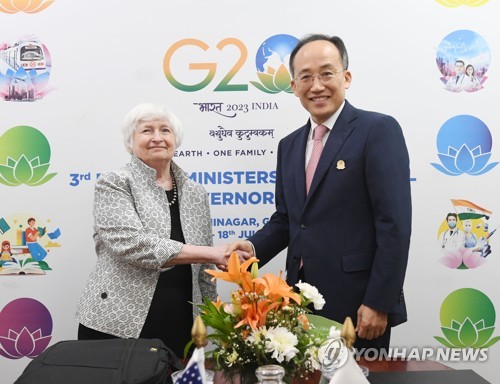 (서울=연합뉴스) G20 재무장관 중앙은행총재 회의 참석차 인도 간디나가르를 방문 중인 추경호 부총리 겸 기획재정부 장관이 17일(현지시간) 마하트마 만디르 컨벤션센터(MMCC)에서 재닛 옐런 미국 재무장관과 양자회담에 앞서 악수하며 기념 촬영하고 있다. 2023.7.18 [기획재정부 제공. 재판매 및 DB 금지] photo@yna.co.kr