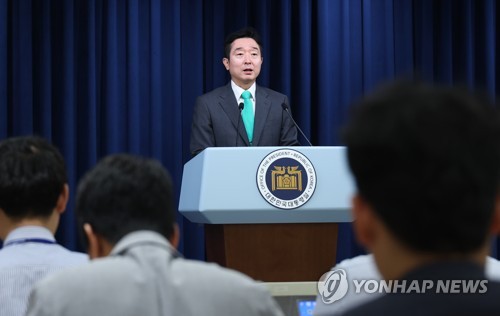 (서울=연합뉴스) 임헌정 기자 = 이도운 대통령실 대변인이 19일 오전 서울 용산 대통령실 청사에서 집중호우 피해를 본 경북 예천, 충남 공주·논산 등 13곳에 대한 특별재난지역 선포 관련 브리핑을 하고 있다. 2023.7.19 kane@yna.co.kr