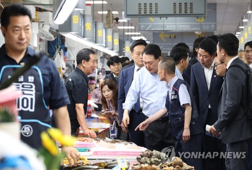 (부산=연합뉴스) 진성철 기자 = 윤석열 대통령이 27일 부산 중구 자갈치시장을 찾아 수산물 시장 상황을 점검하고 있다. 2023.7.27 zjin@yna.co.kr
