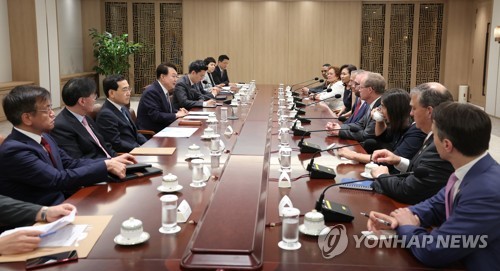 (서울=연합뉴스) 임헌정 기자 = 윤석열 대통령이 31일 서울 용산 대통령실 청사에서 미국 하원의원 대표단을 접견하고 있다. 2023.7.31  [대통령실 제공. 재판매 및 DB 금지] zjin@yna.co.kr