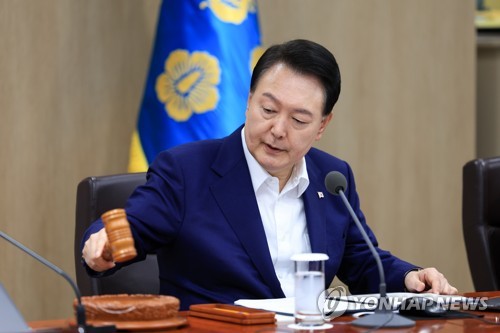 (서울=연합뉴스) 임헌정 기자 = 윤석열 대통령이 1일 서울 용산 대통령실 청사에서 열린 국무회의에서 개회를 선언하고 있다. 2023.8.1 [대통령실 제공. 재판매 및 DB 금지] kane@yna.co.kr