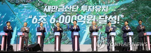 (군산=연합뉴스) 임헌정 기자 = 윤석열 대통령이 2일 전북 군산새만금컨벤션센터(GSCO)에서 열린 '새만금 이차전지 투자협약식'에서 참석자들과 버튼을 누르는 퍼포먼스를 마친 뒤 박수치고 있다. 왼쪽부터 김경안 새만금개발청장, 도석구 LS MnM 대표, 김오진 국토교통부 제1차관, 명노현 LS 대표, 윤 대통령, 구자은 LS그룹 회장, 허제홍 엘앤에프 의장, 김관영 전라북도지사, 최수안 엘앤에프 대표. 2023.8.2 [대통령실통신사진기자단] kane@yna.co.kr