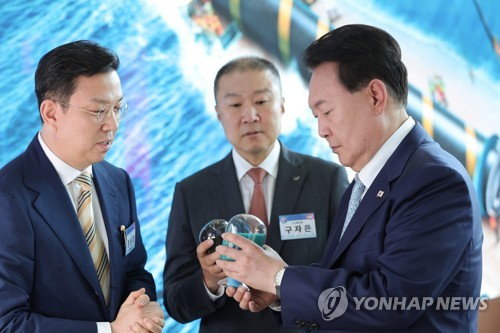 이차전지 전구체 설명 듣는 윤석열 대통령