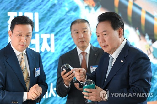 (군산=연합뉴스) 임헌정 기자 = 윤석열 대통령이 2일 전북 군산새만금컨벤션센터(GSCO)에서 열린 '새만금 이차전지 투자협약식'에 앞서 구자은 LS그룹 회장(가운데) 등으로부터 전구체에 대한 설명을 듣고 있다. 2023.8.2 [대통령실 제공. 재판매 및 DB 금지] kane@yna.co.kr