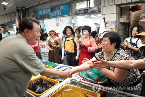 (거제=연합뉴스) 임헌정 기자 = 윤석열 대통령이 4일 경남 거제의 전통시장인 고현종합시장을 방문, 상인들과 인사를 나누고 있다. 2023.8.4 [대통령실 제공. 재판매 및 DB 금지] kane@yna.co.kr