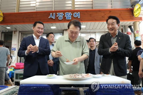 (거제=연합뉴스) 임헌정 기자 = 윤석열 대통령이 4일 경남 거제의 전통시장인 고현종합시장을 방문, 전어를 시식하고 있다. 2023.8.4 [대통령실 제공. 재판매 및 DB 금지] kane@yna.co.kr