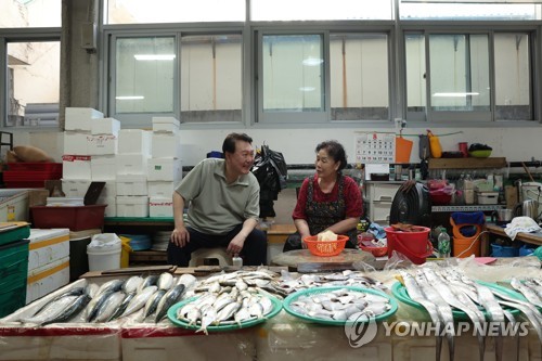 (거제=연합뉴스) 임헌정 기자 = 윤석열 대통령이 4일 경남 거제의 전통시장인 고현종합시장을 방문, 상인과 대화하고 있다. 2023.8.4 [대통령실 제공. 재판매 및 DB 금지] kane@yna.co.kr