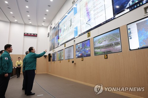 (서울=연합뉴스) 진성철 기자 = 윤석열 대통령이 8일 서울 용산 대통령실 국가위기관리센터에서 태풍 '카눈'에 대한 대비 현황을 긴급 점검하고 있다. 2023.8.8  [대통령실 제공. 재판매 및 DB 금지] zjin@yna.co.kr