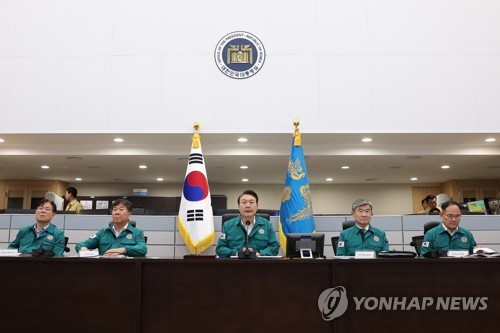 (서울=연합뉴스) 진성철 기자 = 윤석열 대통령이 8일 서울 용산 대통령실 국가위기관리센터에서 태풍 '카눈' 대비 긴급 점검 회의를 주재하고 있다. 2023.8.8  [대통령실 제공. 재판매 및 DB 금지] zjin@yna.co.kr