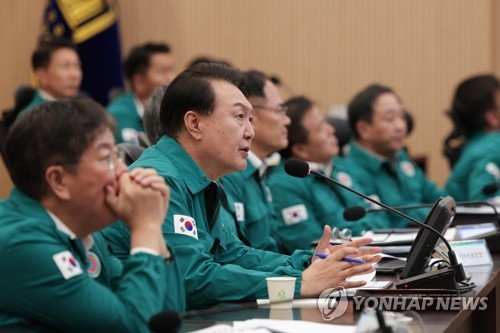 (서울=연합뉴스) 진성철 기자 = 윤석열 대통령이 8일 서울 용산 대통령실 국가위기관리센터에서 열린 태풍 '카눈' 대비 긴급 점검 회의에서 발언하고 있다. 2023.8.8  [대통령실 제공. 재판매 및 DB 금지] zjin@yna.co.kr