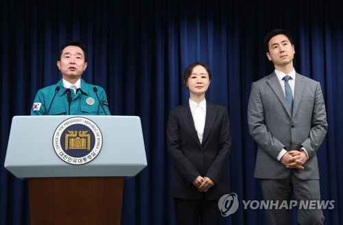 (서울=연합뉴스) 임헌정 기자 = 이도운 대통령실 대변인(왼쪽)이 10일 오후 서울 용산 대통령실 청사에서 부대변인 인사 관련 브리핑을 하고 있다. 이날 최지현 법률비서관실 선임행정관(가운데)과 김기흥 대변인실 행정관이 부대변인으로 선임됐다. 2023.8.10 kane@yna.co.kr