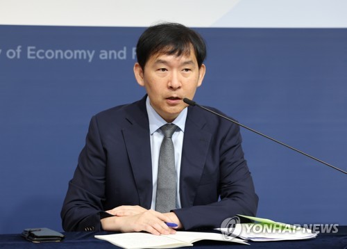 (세종=연합뉴스) 김주형 기자 = 이승한 기획재정부 경제분석과장이 11일 오전 세종시 정부세종청사에서 2023년 7월 최근경제동향을 설명하고 있다. 2023.8.11 kjhpress@yna.co.kr