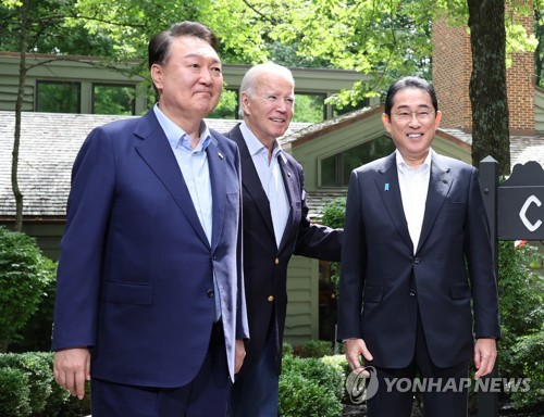 (캠프 데이비드=연합뉴스) 진성철 기자 = 윤석열 대통령과 조 바이든 미국 대통령, 기시다 후미오 일본 총리가 18일(현지시간) 워싱턴DC 인근 미국 대통령 별장인 캠프 데이비드에서 열린 한미일 정상회의를 앞두고 로렐 로지 앞에서 기념 촬영을 하고 있다. 2023.8.19 zjin@yna.co.kr