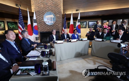 (캠프 데이비드=연합뉴스) 진성철 기자 = 윤석열 대통령이 18일(현지시간) 워싱턴DC 인근 미국 대통령 별장인 캠프 데이비드의 로렐 로지에서 조 바이든 미국 대통령, 기시다 후미오 일본 총리와 한미일 정상회의를 하고 있다. 2023.8.19 zjin@yna.co.kr