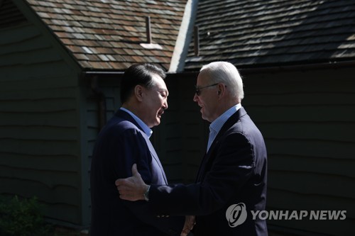 (캠프 데이비드=연합뉴스) 진성철 기자 = 윤석열 대통령과 조 바이든 미국 대통령이 18일(현지시간) 워싱턴DC 인근 미국 대통령 별장인 캠프 데이비드의 대통령 전용 숙소인 '아스펜' 앞에서 인사를 나누고 있다. 2023.8.19 [공동취재] zjin@yna.co.kr