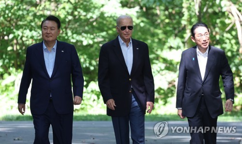 (캠프 데이비드=연합뉴스) 진성철 기자 = 윤석열 대통령과 조 바이든 미국 대통령, 기시다 후미오 일본 총리가 18일(현지시간) 워싱턴DC 인근 미국 대통령 별장인 캠프 데이비드에서 열린 한미일 정상 공동기자회견에 입장하고 있다. 2023.8.19 zjin@yna.co.kr