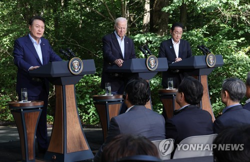 (캠프 데이비드=연합뉴스) 진성철 기자 = 윤석열 대통령이 18일(현지시간) 워싱턴DC 인근 미국 대통령 별장인 캠프 데이비드에서 열린 한미일 정상 공동기자회견에서 발언하고 있다. 왼쪽부터 윤 대통령, 바이든 미 대통령, 기시다 후미오 일본 총리. 2023.8.19 zjin@yna.co.kr