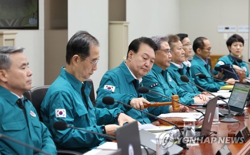 (서울=연합뉴스) 임헌정 기자 = 윤석열 대통령이 21일 서울 용산 대통령실 청사에서 열린 을지 및 제35회 국무회의에서 개회선언을 하고 있다. 2023.8.21 kane@yna.co.kr