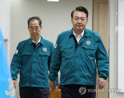 (서울=연합뉴스) 임헌정 기자 = 윤석열 대통령이 21일 서울 용산 대통령실 청사에서 열린 을지 및 제35회 국무회의에 입장하고 있다. 2023.8.21 kane@yna.co.kr