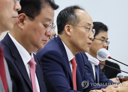 (서울=연합뉴스) 이정훈 기자 = 추경호 경제부총리 겸 기획재정부 장관이 22일 국회에서 열린 기획재정위원회 전체회의에서 의원 질의에 답변하고 있다. 2023.8.22 uwg806@yna.co.kr