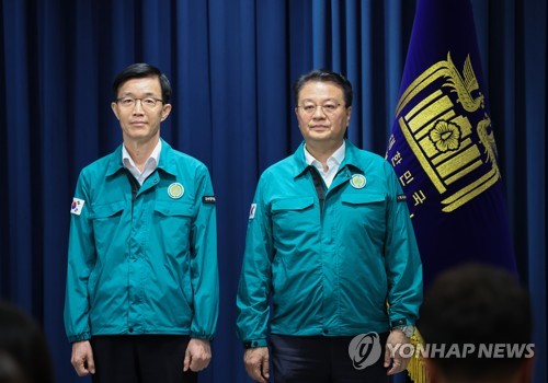 (서울=연합뉴스) 진성철 기자 = 방문규 신임 산업통상자원부 장관 후보자(왼쪽)와 방기선 신임 국무조정실장 내정자가 22일 서울 용산 대통령실 청사 브리핑룸에서 열린 정무직 인선발표 브리핑에 참석하고 있다.  2023.8.22 zjin@yna.co.kr