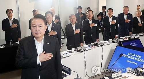 (서울=연합뉴스) 임헌정 기자 = 윤석열 대통령이 24일 서울 구로 디지털산업단지 G밸리산업박물관에서 열린 킬러규제 혁파 규제혁신전략회의에서 국기에 경례하고 있다. 2023.8.24 [대통령실통신사진기자단] kane@yna.co.kr