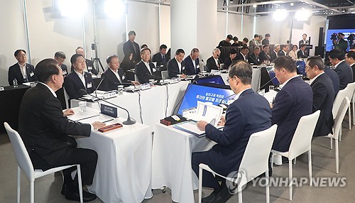 (서울=연합뉴스) 임헌정 기자 = 윤석열 대통령이 24일 서울 구로 디지털산업단지 G밸리산업박물관에서 킬러규제 혁파 규제혁신전략회의를 주재하고 있다. 2023.8.24 [대통령실통신사진기자단] kane@yna.co.kr