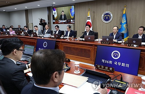 (서울=연합뉴스) 진성철 기자 = 윤석열 대통령이 29일 서울 용산 대통령실 청사에서 국무회의를 주재하고 있다. 2023.8.29 zjin@yna.co.kr