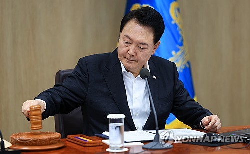 (서울=연합뉴스) 진성철 기자 = 윤석열 대통령이 29일 서울 용산 대통령실 청사에서 열린 국무회의에서 개회선언을 하고 있다. 2023.8.29 [대통령실 제공. 재판매 및 DB 금지] zjin@yna.co.kr