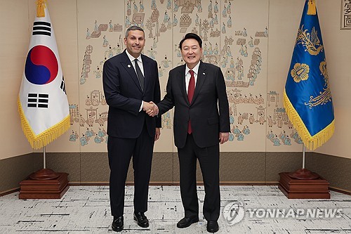 (서울=연합뉴스) 임헌정 기자 = 윤석열 대통령이 29일 서울 용산 대통령실 청사에서 방한 중인 칼둔 칼리파 알 무바락(H.E. Khaldoon Khalifa Al Mubarak) 아랍에미리트(UAE) 아부다비 행정청장과 기념촬영을 하고 있다. 2023.8.29 [대통령실 제공. 재판매 및 DB 금지] kane@yna.co.kr