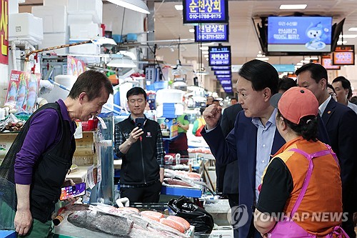 (서울=연합뉴스) 임헌정 기자 = 윤석열 대통령이 31일 서울 동작구 노량진수산시장을 찾아 상인들을 격려하고 있다.  2023.8.31   [대통령실 제공. 재판매 및 DB 금지] kane@yna.co.kr
