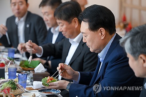 (서울=연합뉴스) 임헌정 기자 = 윤석열 대통령이 31일 서울 동작구 노량진수산시장에서 구매한 우리 수산물로 점심식사를 하고 있다.   2023.8.31   [대통령실 제공. 재판매 및 DB 금지] kane@yna.co.kr