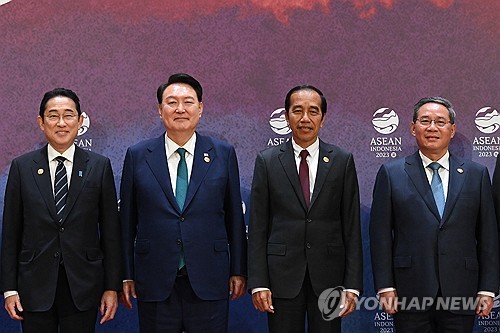 (자카르타=연합뉴스) 임헌정 기자 = 윤석열 대통령이 6일 인도네시아(현지시간) 자카르타 컨벤션 센터(JCC)에서 열린 아세안+3(한중일) 정상회의에서 기시다 후미오 일본 총리(왼쪽), 리창 중국 총리(오른쪽), 조코 위도도 인도네시아 대통령과 기념촬영을 하고 있다. 2023.9.6   [공동취재] kane@yna.co.kr