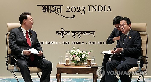 (뉴델리=연합뉴스) 임헌정 기자 = 주요 20개국(G20) 정상회의에 참석 중인 윤석열 대통령이 10일(현지시간) 인도 뉴델리의 정상회의장인 바라트 만다팜에서 기시다 후미오 일본 총리와 한·일 정상회담을 하고 있다. 2023.9.10 [공동취재] kane@yna.co.kr