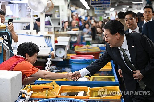 (부산=연합뉴스) 임헌정 기자 = 윤석열 대통령이 14일 부산 민락어민활어직판장을 찾아 상인들을 격려하고 있다. 2023.9.14 [대통령실 제공. 재판매 및 DB 금지] zjin@yna.co.kr