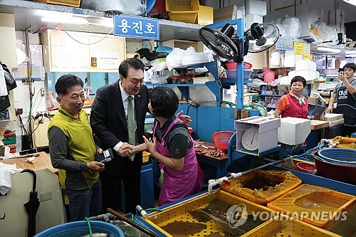 (부산=연합뉴스) 임헌정 기자 = 윤석열 대통령이 14일 부산 민락어민활어직판장을 찾아 상인들을 격려하고 있다. 2023.9.14 [대통령실 제공. 재판매 및 DB 금지] zjin@yna.co.kr