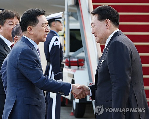 (성남=연합뉴스) 진성철 기자 = 제78차 유엔총회에 참석하는 윤석열 대통령이 18일 성남 서울공항에서 미국 뉴욕으로 출국하기에 앞서 국민의힘 김기현 대표와 인사하고 있다. 2023.9.18 zjin@yna.co.kr
