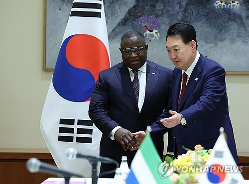 (뉴욕=연합뉴스) 진성철 기자 = 미국을 방문 중인 윤석열 대통령이 21일(현지시간) 뉴욕에서 열린 한·시에라리온 정상회담에서 줄리어스 마다 비오 시에라리온 대통령과 기념 촬영을 한 뒤 자리로 안내하고 있다. 2023.9.22 zjin@yna.co.kr