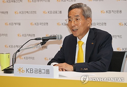 윤종규 前 KB금융 회장 작년 보수 38억…양종희 회장 15억_이수용