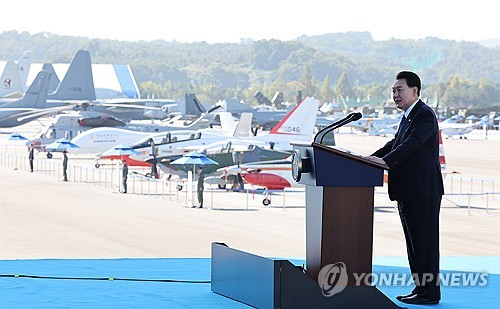 (성남=연합뉴스) 진성철 기자 = 윤석열 대통령이 17일 경기도 성남 서울공항에서 열린 '서울 아덱스(ADEX) 2023' 개막식에서 축사하고 있다. 2023.10.17 zjin@yna.co.kr