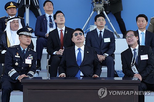 (성남=연합뉴스) 진성철 기자 = 윤석열 대통령이 17일 경기도 성남 서울공항에서 열린 '서울 아덱스(ADEX) 2023' 개막식에서 축하비행을 바라보고 있다. 2023.10.17  [대통령실 제공. 재판매 및 DB 금지] zjin@yna.co.kr