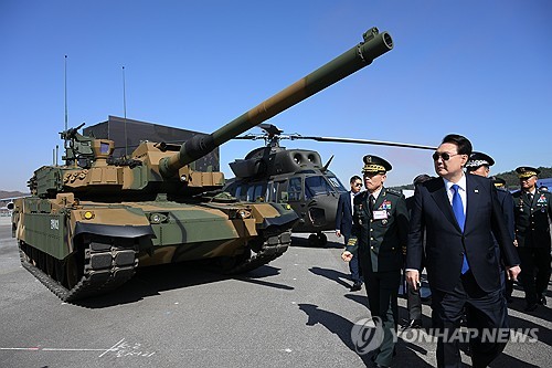 (성남=연합뉴스) 진성철 기자 = 윤석열 대통령이 17일 경기도 성남 서울공항에서 열린 '서울 아덱스(ADEX) 2023' 개막식에서 K2 전차를 관람하고 있다. 2023.10.17  [대통령실 제공. 재판매 및 DB 금지] zjin@yna.co.kr